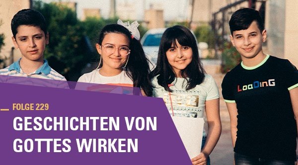 Vier Kinder lächeln