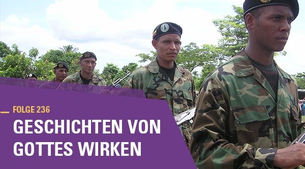 Soldaten an einer Waldlichtung