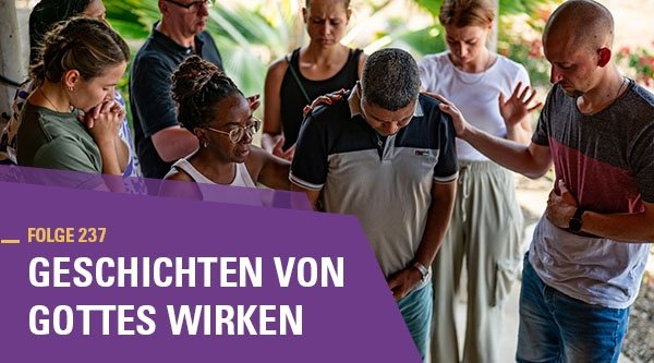 Junge Menschen beten gemeinsam für einen verfolgten Christen.