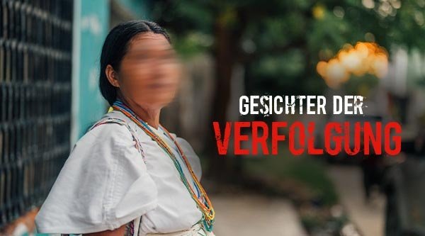 Verblendetes Gesicht einer Person mit weißer Kleidung