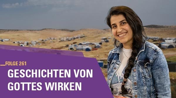 Eine Frau steht vor einer Wüstenlandschaft
