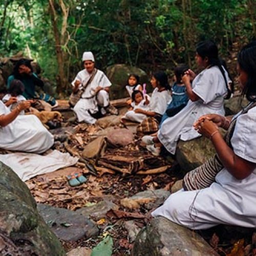 An einem geheimen Ort treffen sich Christen aus einem indigenen Volk in Kolumbien